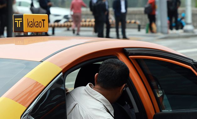 공정위, 길에서 손님 태워도 배차 수수료 뗀 카카오택시에 과징금 38억