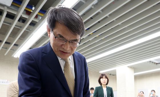사전투표 신분확인 절차 밟는 노태악 중앙선관위원장