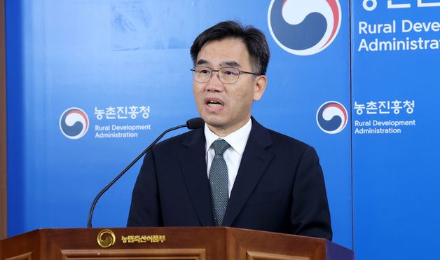 사료작물 '이탈리안 라이그라스' 국산화 성공 설명하는 임기순 국립축산과학원장