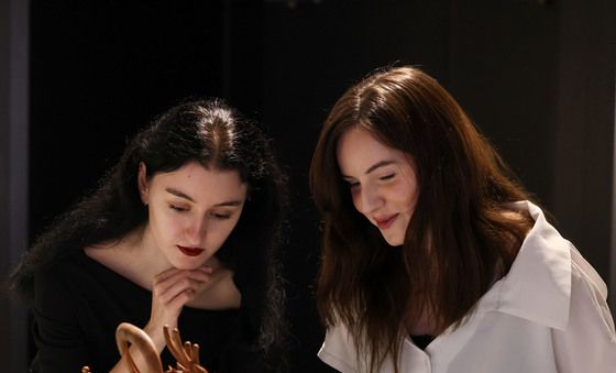 전통공예품의 매력에 빠진 외국인 관람객