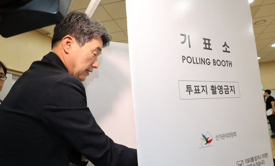 사전투표소 점검하는 이주호 권한대행