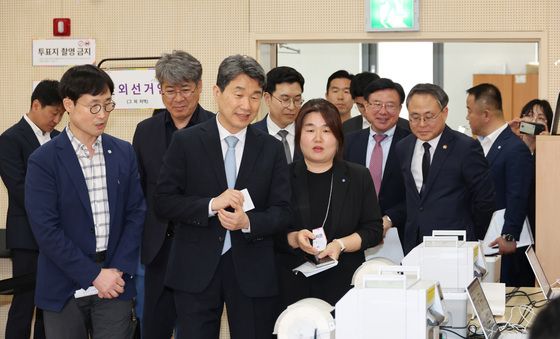 사전투표소 점검하는 이주호 권한대행