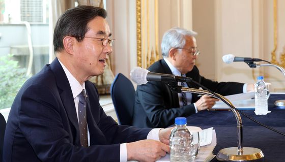 공동기자회견 발언하는 김현 회장