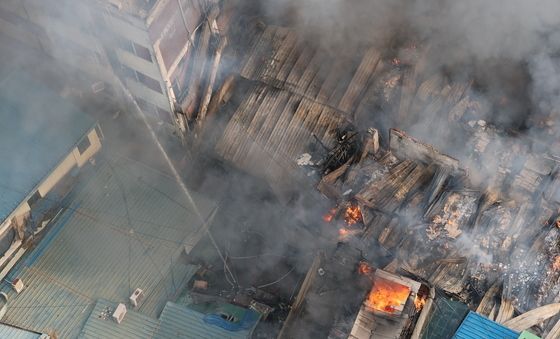 쉽사리 잡히지 않는 불길