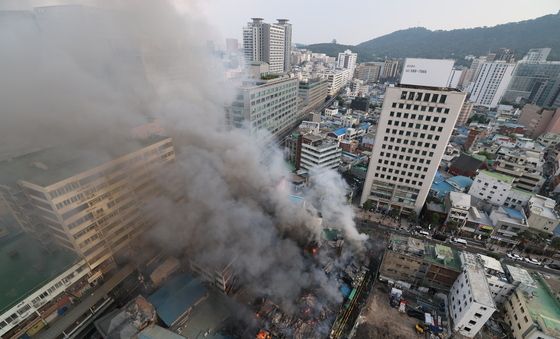 을지로 화재에 치솟는 연기