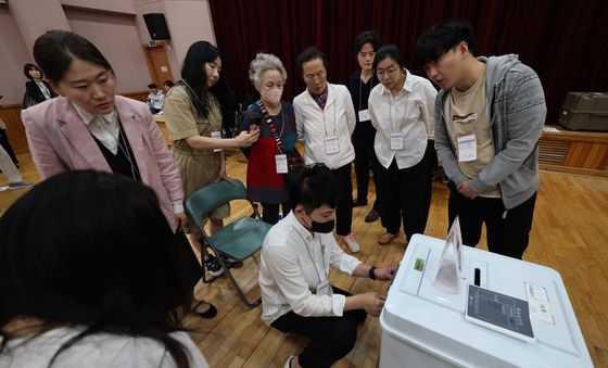 사전투표 준비 상황 점검하는 참관단