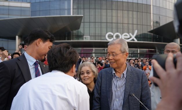 이준석 격려하는 김종인