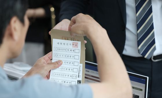 인쇄 상태 확인하는 선거 사무원