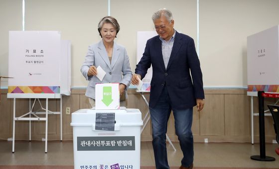 사전투표 하는 문재인 전 대통령과 부인 김정숙 여사