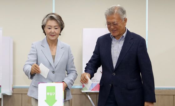 문재인 전 대통령 부부 '소중한 한 표 행사'