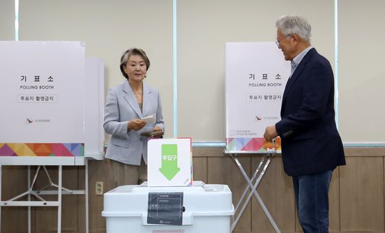 김정숙 여사 투표 기다리는 문재인 전 대통령