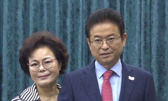 사전투표하는 이철우 경북지사 부부