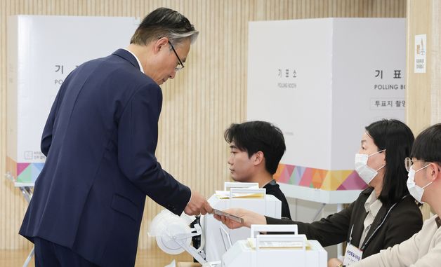 투표 용지 받은 김형두 권한대행