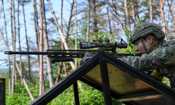 목표 사격하는 공군 저격수