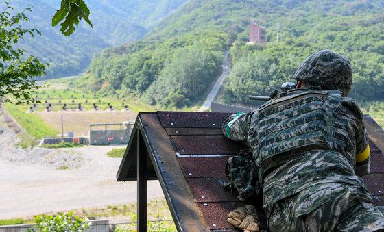 목표 사격하는 해병대 저격수