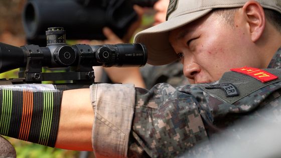 목표 조준하는 육군 저격수