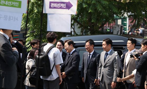 대학생들과 인사하는 이재명 후보