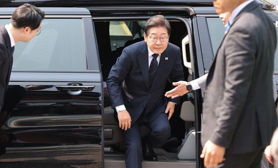 차에서 내리는 이재명 후보