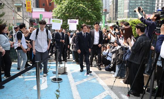 이재명, 신촌 찾아 사전투표