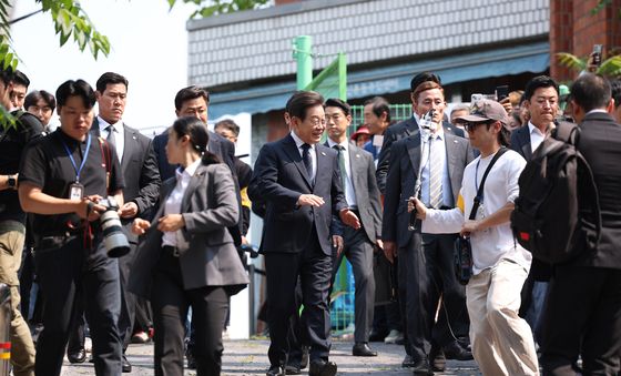 사전투표 마치고 인사하는 이재명 후보