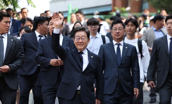 웃으며 인사하는 이재명