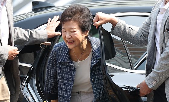 사전투표소 도착한 박근혜