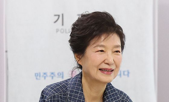 사전투표소 참여하는 朴 전 대통령