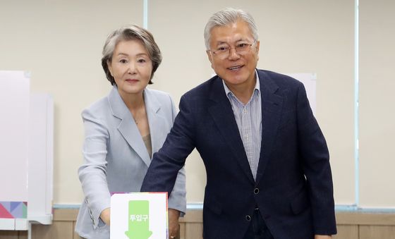 사전투표하는 문재인 전 대통령 부부