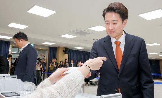 투표용지 받는 이준석 '단일화는 없다'