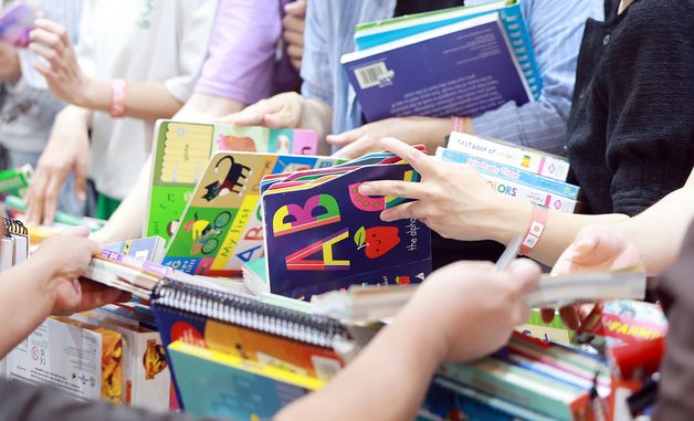 좋은 책을 고르기 위한 분주한 손놀림