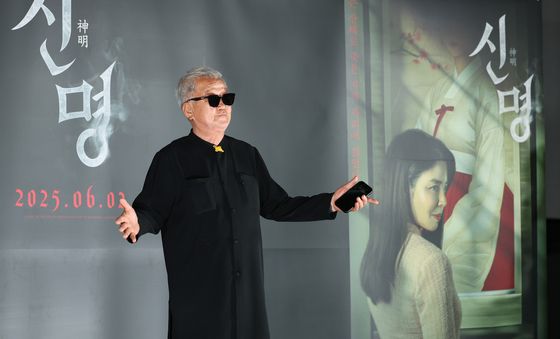 포즈 취하는 '신명' 명계남