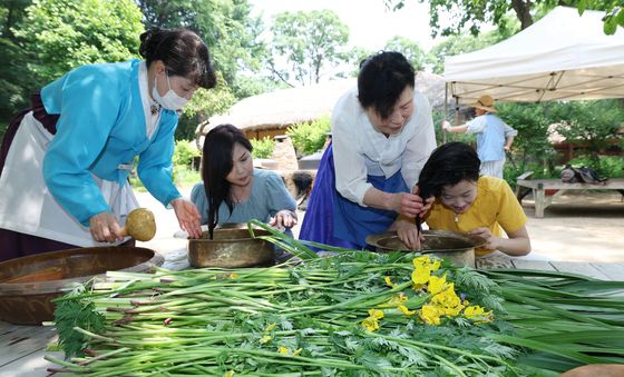 단오 앞두고 창포물에 머리 감기