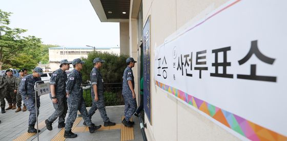 대선 사전투표 나선 해군 수병들