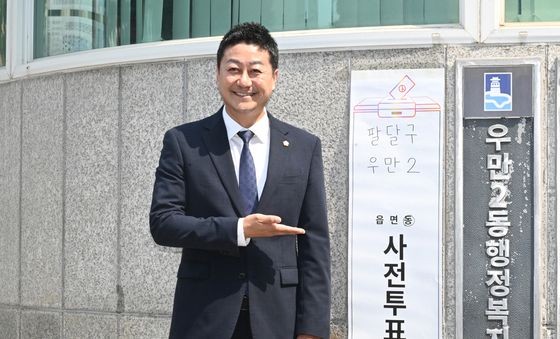 사전투표 마치고 기념 촬영하는 김진경 경기도의회 의장