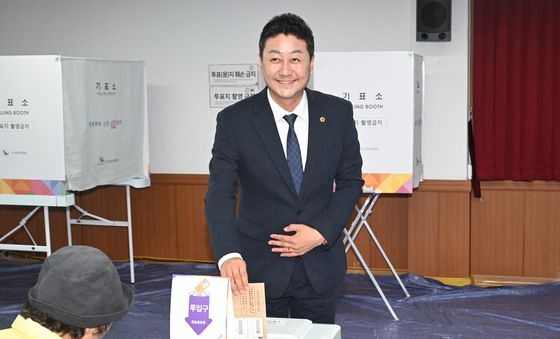 사전투표하는 김진경 경기도의회 의장