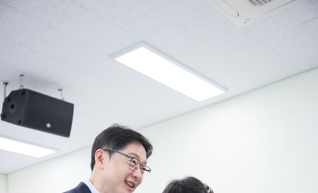 사전투표하는 김경수 선대위원장