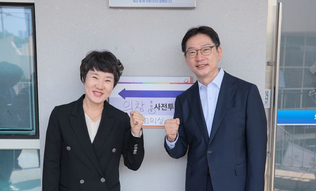 부인과 사전투표 마친 김경수 위원장