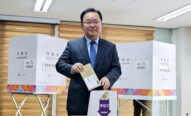 대구서 사전투표하는 김부겸