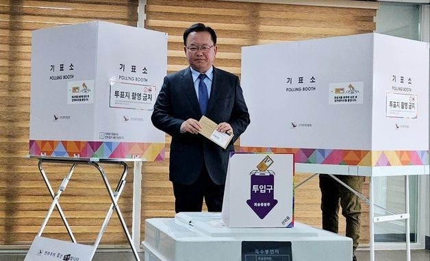 대구서 사전투표하는 김부겸
