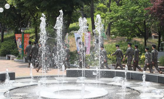 사전투표 마치고 조국수호