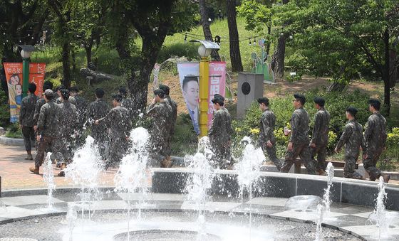 사전투표 마치고 조국수호