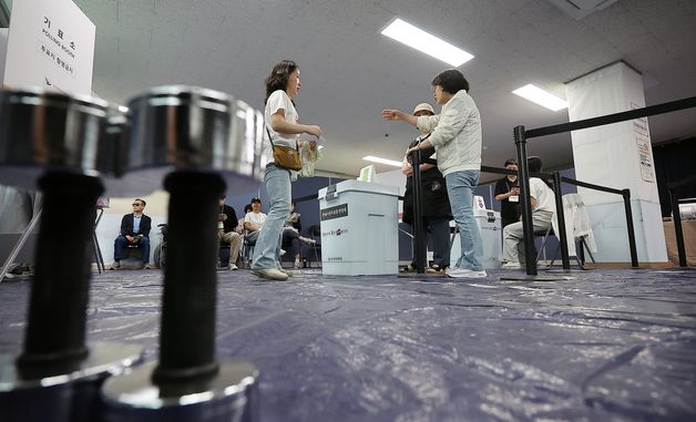 사전투표소로 변신한 헬스장