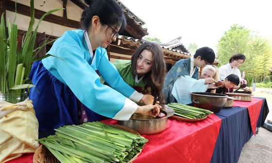 창포물에 머리 감고 잡귀 쫓는다