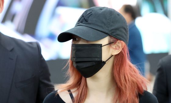 검은색 모자·마스크 착용하고 입국하는 지젤