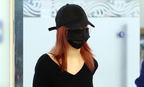 홀로 입국하는 에스파 지젤