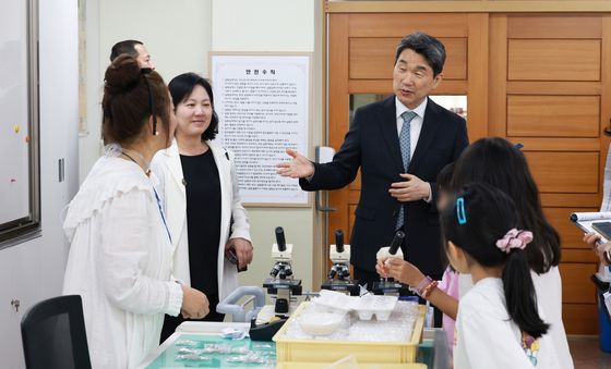 늘봄학교 찾은 이주호 권한대행