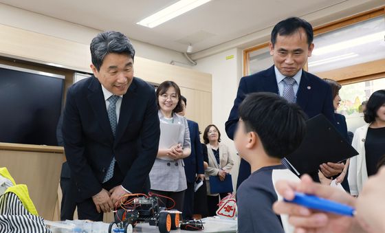 늘봄학교 찾아 아이들 만난 이주호 권한대행