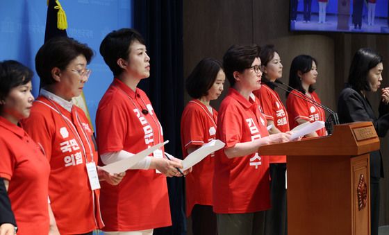 국힘 중앙선대위 여성본부 '이재명 사퇴 촉구'