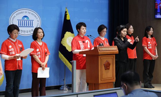 이재명 사퇴 촉구하는 국힘 여성본부 의원들