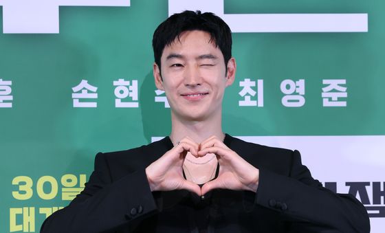 이제훈, 하트와 윙크를 동시에